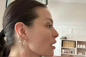 美国190斤超模穿连体胸衣出镜！用中医刮痧驻颜，“不要填充物”图片