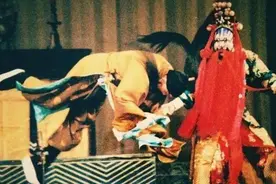 李少春家传《打金砖》，再看徐荣奎，绝技在身演来淋漓痛快图片