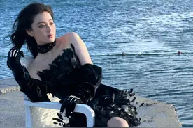 “军嫂”张馨予晒海边美照把300颗钻石戴头上，穿黑色抹胸裙秀细腰长腿：感受下300颗钻石的光芒图片