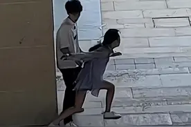 墙角狂吻，青涩初体验！图片