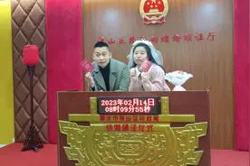 重庆“蝴蝶结”女骑士今天领证了，新郎是山火中的战友图片