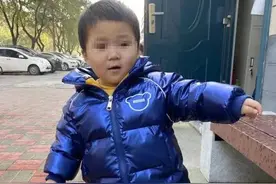 15天后，妈妈来接2岁的小石头回家……图片