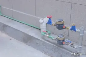男子加装水表，隔壁大爷不乐意：没跟我打招呼，还影响我用水图片