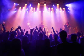 价格翻番！那些花上千元听一场Livehouse的年轻人，都在想什么图片