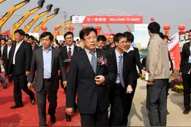 4个湖南小伙，被厂里除名后一起创业，登上富豪榜，1人成中国首富图片