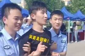 警校生试戴电子脚镣，瞬间痛苦哀嚎，电子脚镣真有那么大威力？图片