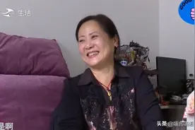 相亲大爷驼背，漂亮大妈有些介意，大爷用浪漫小心思赢得大妈芳心图片