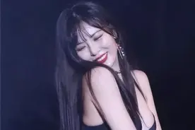 “小野马”金泫雅台上热舞！脱衣扭腰好性感，边唱边跳动作大胆图片