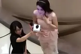 手接口水、浴缸陪睡，跪地举话筒，这些明星的优越感从何而来？图片