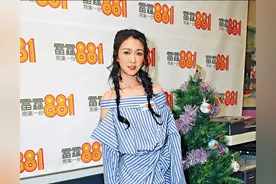 40岁薛凯琪也太会穿，露肩衬衫配短靴好洋气，双麻花辫像少女图片