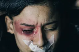 加拿大小学教师用胶带封住40个孩子的嘴！就因孩子太吵？家长暴怒图片