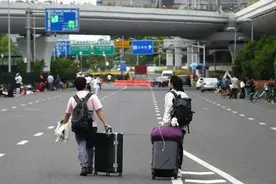 那些逃离上海的打工人：冰箱电动车给钱就卖，租房未到期也赶紧跑图片