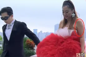 风云榜红毯生图：副乳、排骨胸、高开叉走光，露得越多越尴尬图片