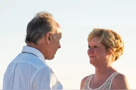 离婚后回娘家，爸妈不待见我，次日醒来看到一桌饭菜，我泪如雨下图片