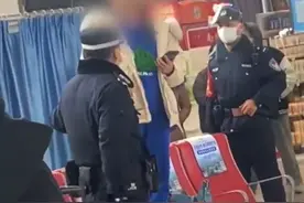 女子站在候车厅座椅上抽烟，并公然挑衅站警和乘客，目击者：她逮谁骂谁，被带走时大家都拍手称快图片