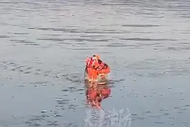 天津滨海 女子海边游玩时不慎深陷泥潭，同行闺蜜帮忙报警求助图片