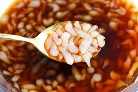 把淀粉倒在锅里，瞬间变成一道美食凉虾，晶莹剔透，入口即化图片