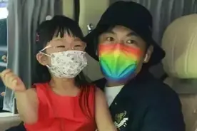 秦昊带女儿走机场，小米粒“复制”奶奶五官，祖孙拥有同款笑容图片