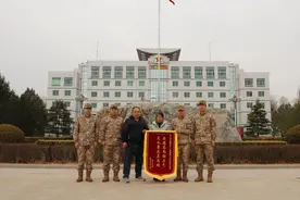 好样的！火箭军官兵紧急救助晕厥群众图片