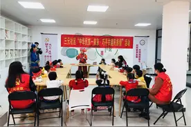 临桂区三元社区开展“中华民族一家亲·巧手共建民族情”手工制作活动图片