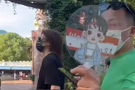 武汉欢乐谷偶遇王琳凯，长发造型被赞帅气，与助理玩漂流一脸淡定图片