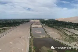 留住敦煌大漠中的明月清泉图片