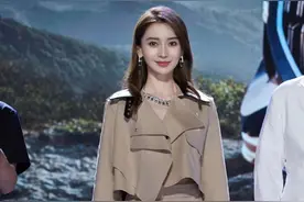 杨颖开奥迪拍大片美成名媛！穿超短裙尽情秀筷子腿，洋气脸真吸睛图片