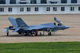 网传歼35清晰照，缺短距垂直起降功能，075两攻无法力克美利坚级图片