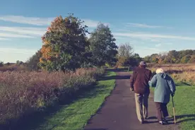 退休老人最聪明的活法：一不做，二不休，三不猴图片