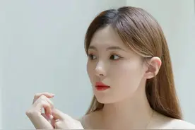 谁说金首饰老土俗气？更显白、更显贵、更时髦，还能看出品味高低图片