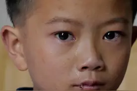 6岁男孩照顾残疾父母，凌晨5点起床，帮妈妈打针：活着已用尽全力图片