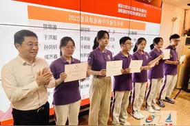 南京大学为30名新海学子现场颁发录取通知书图片