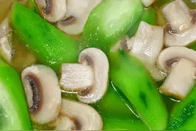 夏日酷暑，八道丝瓜汤建议常喝，润燥解暑提食欲，补充维C身体好图片