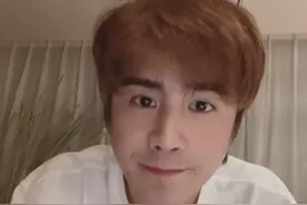 姜潮半夜吃宵夜，偷拍老婆睡觉素颜，超高颜值宛若“睡美人”图片