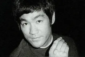 时隔49年后，李小龙的死因有了新发现，专家：他死前喝了大量的水图片