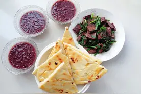 我家早餐两主食一菜，油馍配炒血块，好吃好做，冬天吃真暖和图片