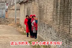 5位大妈为不影响拍婚纱，偷偷躲墙角凝视，无意中摆出个奇葩造型图片