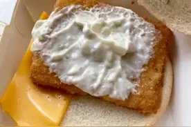 他抱怨：麦当劳的麦香鱼堡只有半片芝士，网民：这种情况我也遇过图片