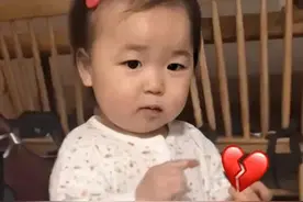 可爱搞笑的表情包：年轻人多喝水少做梦图片