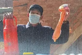 隔离在家一天被爷爷投喂8次当事人：爷爷知道自己走红很高兴，隔离结束后一起吃了火锅图片