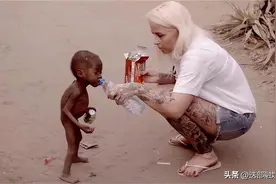 当年讨水喝的非洲小男孩，时隔多年过去了，如今过得怎么样？图片