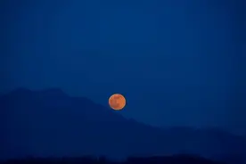 心理学：为什么你跟别人“对视”时，会忍不住“笑场”？图片