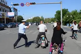 农民工骑电动车上班，被罚2000，当场翻脸：车不要了，送给你了。图片