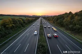 当熊孩子遇上心大的父母，12岁哥哥带妹妹偷开父母车狂飙100公里图片