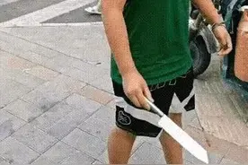 郑州小男孩持刀护母，网友：勇气可嘉行为欠妥！图片