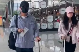 文章与女儿现身机场，14岁文君竹个子高挑，父女俩无互动受争议图片