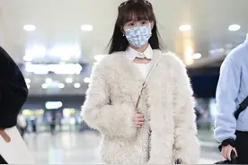 街拍：李子璇白色毛绒外套+牛仔裤+小白鞋温婉可爱图片