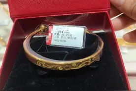 泰州某黄金店，女子不慎丢失2万多元金手镯，被路人捡走后结局突然逆转图片