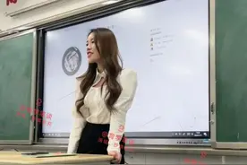 四川一女老师深情演唱，领口较低引热议：学生不能静心上课图片