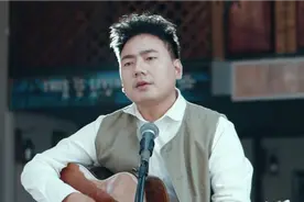 全网翻唱《西楼儿女》，但海来阿木痛失女儿的苦，没人能懂图片